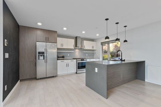 Building Photo - Stunning Air Conditioned Alki Condo Overlooking Majestic Puget Sound!