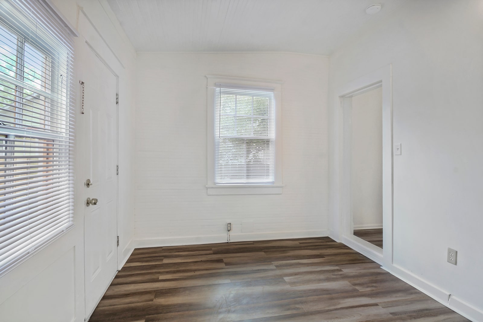 Another room which leads to the back yard - 2617 Dante St