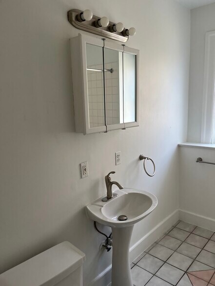 Building Photo - 370 S Negley Ave