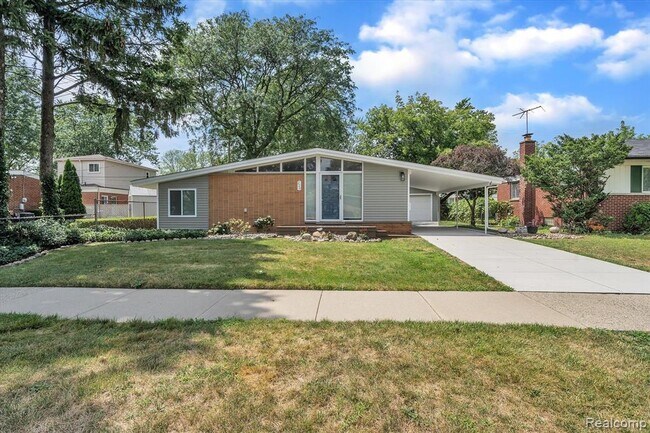 Building Photo - 229 Redwood Dr