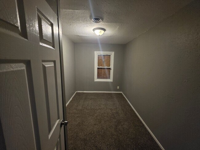 Building Photo - LIMITED TIME**NO APPLICATION FEE**1/2 OFF DEPOSIT**