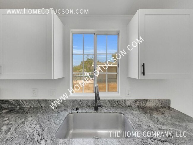 Building Photo - 2662 W Golda St