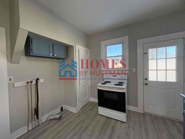 Building Photo - Two Bedroom House | Front Porch | Detached...