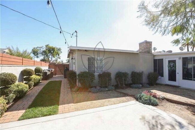 Building Photo - Stunning Claremont Home