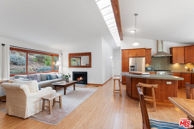 Primary Photo - 21175 Colina Dr