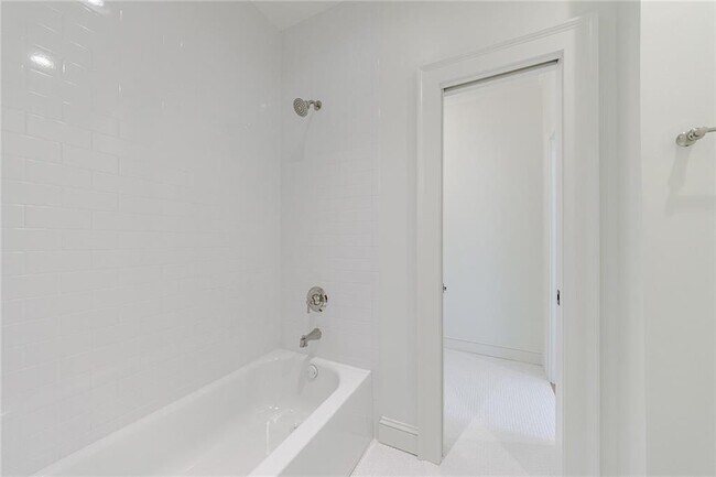 Building Photo - 2717 Skyland Dr NE