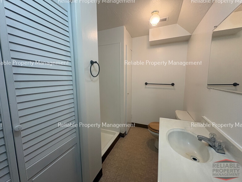 Building Photo - 1524 Falcon Dr