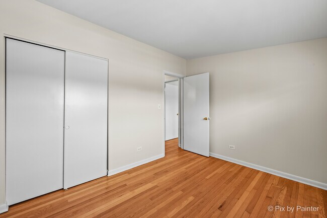 Building Photo - 327 E Lake St