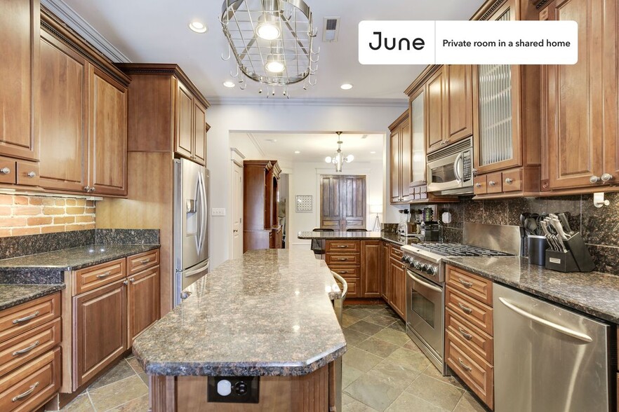Building Photo - Private bedroom in 4 bed/3 bath Home