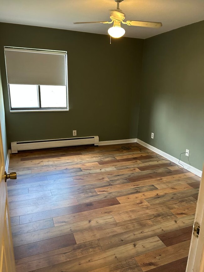 Building Photo - Top-Floor Condo with Trail Access + Commun...
