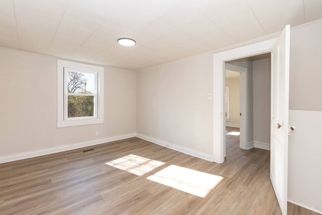 Building Photo - Renovated Two bedroom Home!