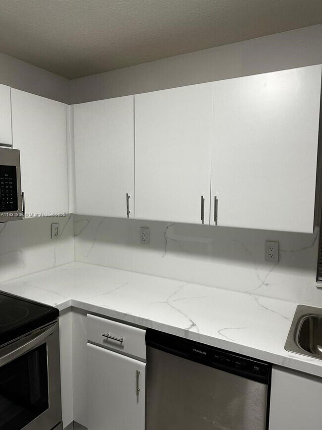 Building Photo - 986 NW 136th Ct