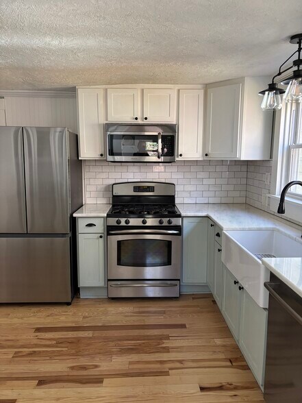 kitchen - 127 Shelburne Rd