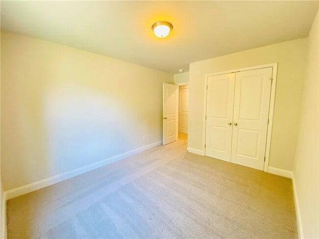 Building Photo - 1089 N Village Dr