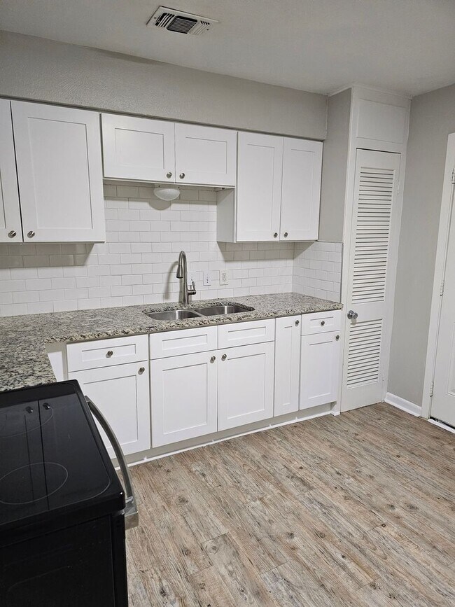 Building Photo - Spacious 2BR Duplex in Fort Worth