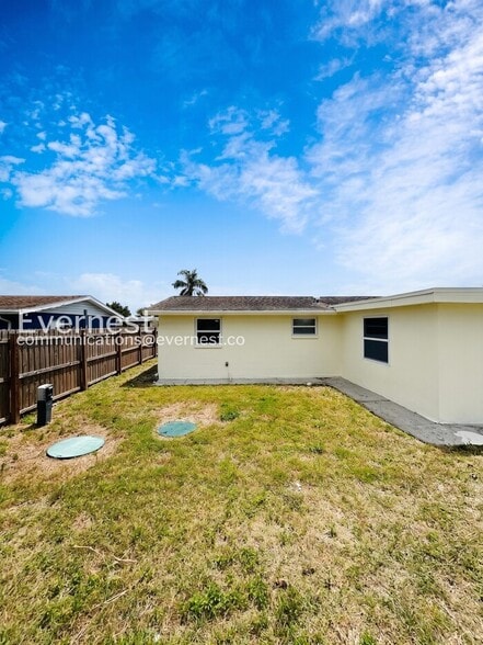 Building Photo - 3749 Beechwood Dr