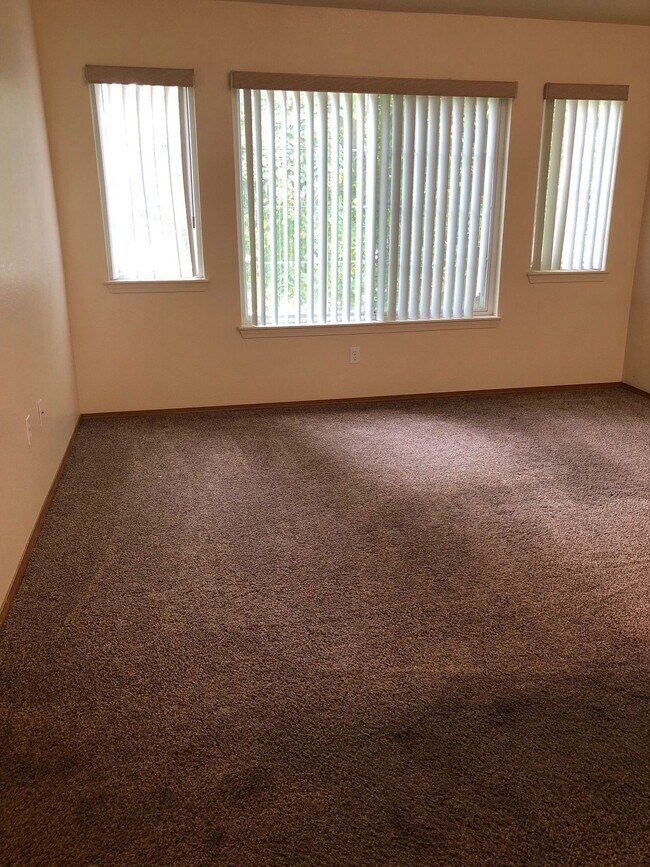 Building Photo - Bright & Stylish Upstairs Apartment!