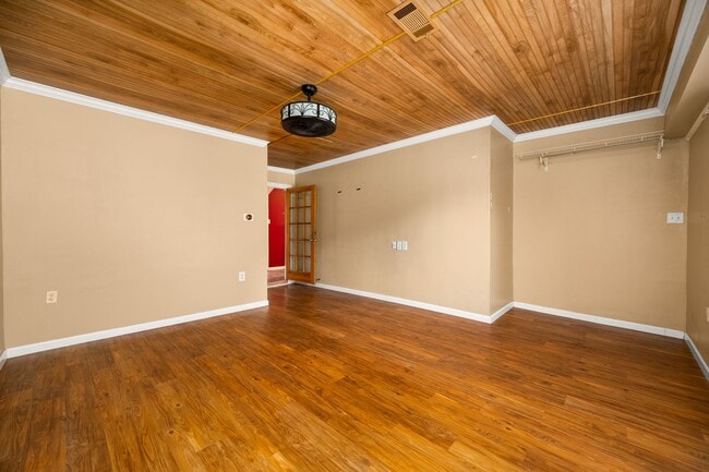 Building Photo - 2020 Clover Ln