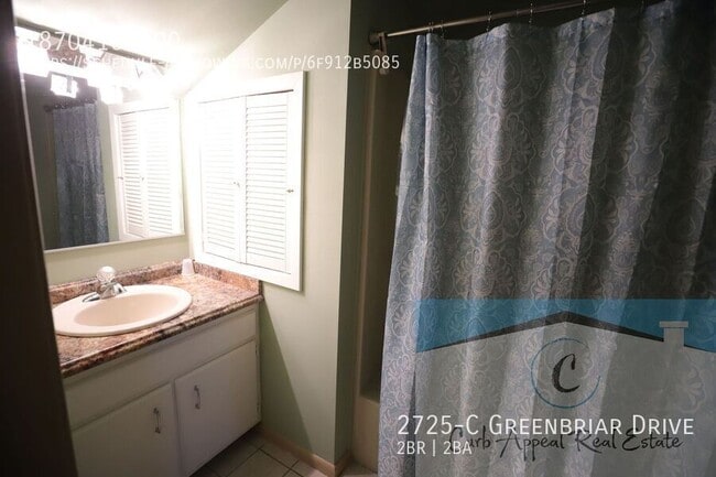 Building Photo - 2725 Greenbriar Dr