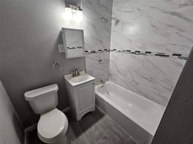 Building Photo - 221 Caylor St