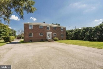 Building Photo - 10 Lloyd Ave