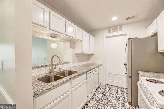 Building Photo - 529 Warm Springs Cir