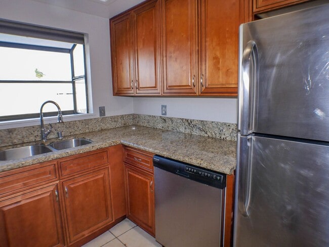 Building Photo - Charming 2 bed/2 bath second level condo with washer/dryer & assigned parking