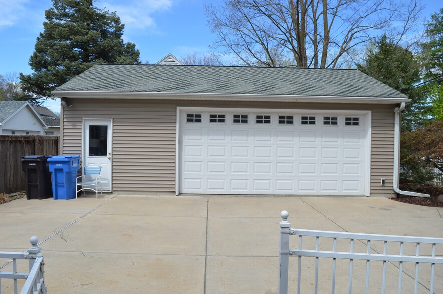 Building Photo - 7002 Hubbard Ave
