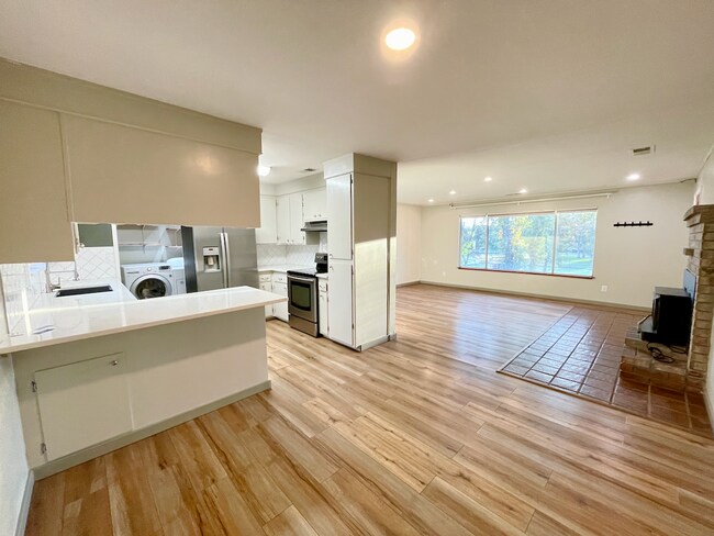 Building Photo - COUNTRY SETTING 3 BEDROOM WITH POOL AND SOLAR