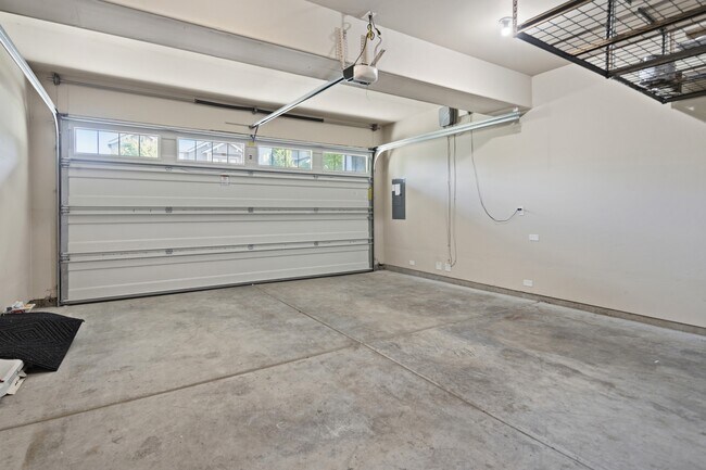 Building Photo - 5832 NW Bannister Dr