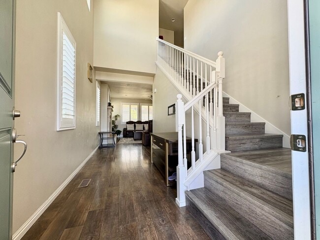 Building Photo - 3 Bed, 2.5 Bath Lakeview Home (Upper Unit) with Private Yard in Quiet Neighborhood!