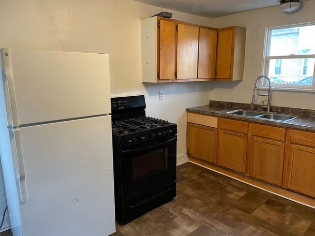 Building Photo - 3 bedroom house