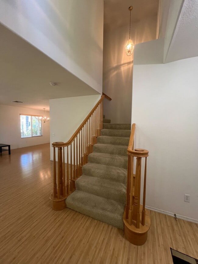 Building Photo - Spacious 6-Bedroom Home with Loft in Prime...