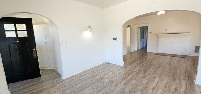 Building Photo - Large Sunny 4 Bedroom 3 Bath Country Style...
