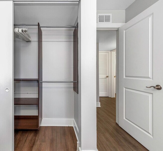 Building Photo - 4404 W Kennedy Blvd