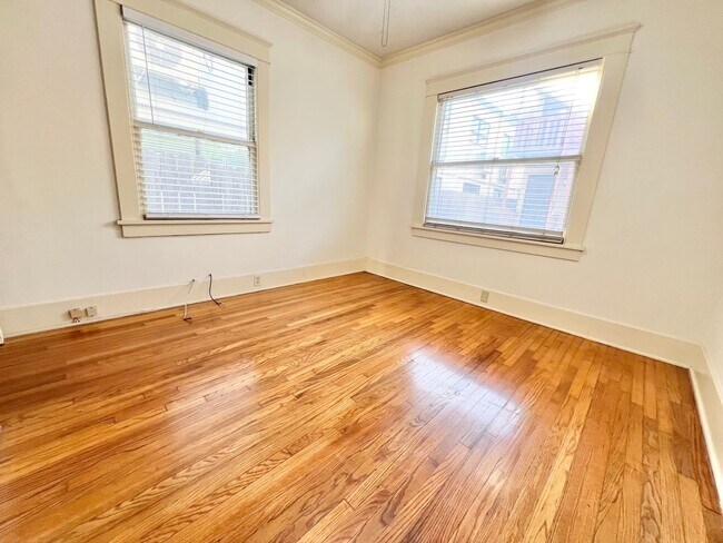 Building Photo - Lower Level 1 Bedroom with Den/Office in Alamitos Beach Apartment