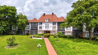 Building Photo - 3650 Inverrary Dr