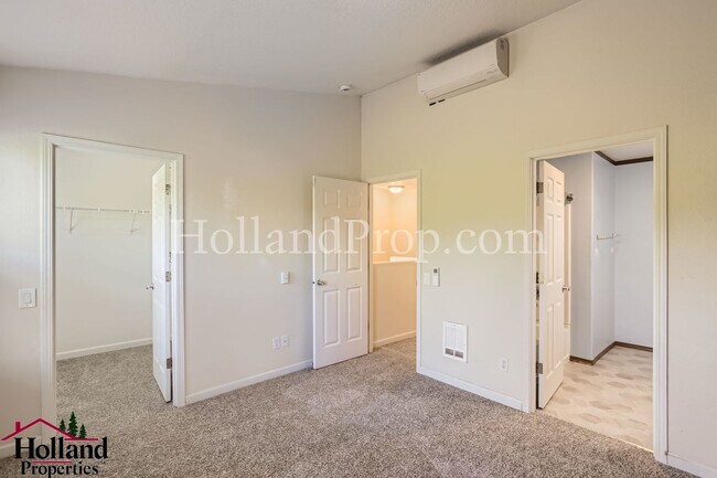 Building Photo - Beautiful End-Unit Townhome with 3 Bedrooms, 3 Full Baths & Private Outdoor Living