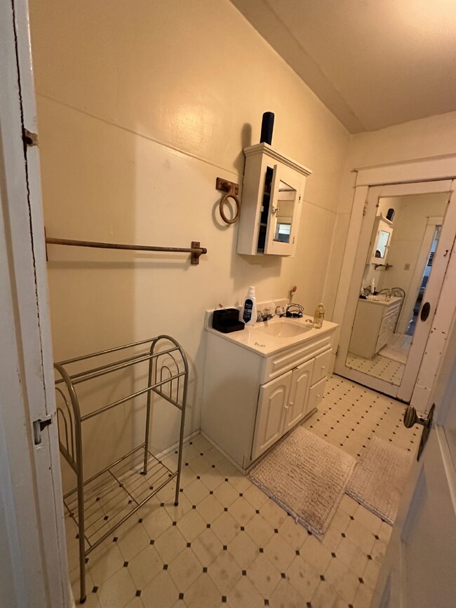 Building Photo - NO SECURITY DEPOSIT Perfect 2 bed 1 bath n...