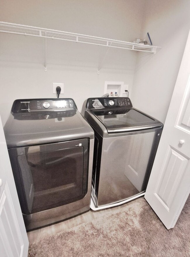 Building Photo - 4 Bed / 2-1/2 Bath Single Family Townhome w/1-Car Garage