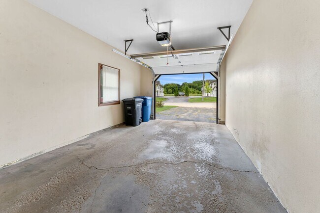 Building Photo - Perfect Townhome with Garage. PETS WELCOME