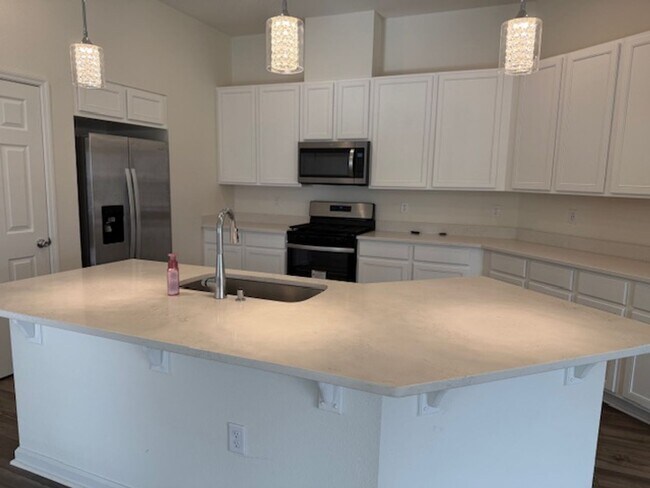 Building Photo - Like New 4/2 Lake Asbury