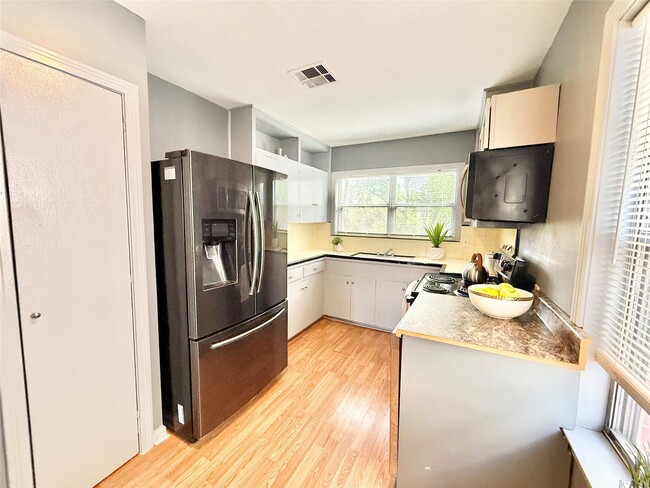 Building Photo - 2027 Sheridan St