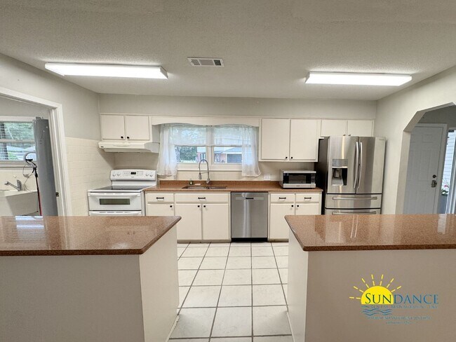 Building Photo - 1501 Royal Palm Dr