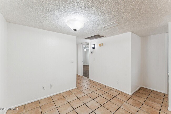 Building Photo - 516 N Hobson Plaza
