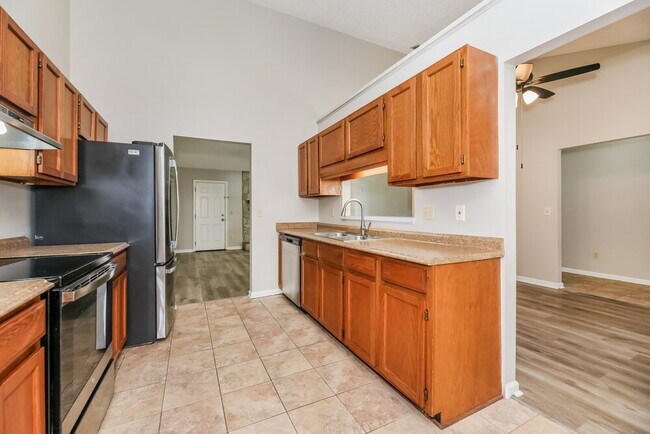 Building Photo - 2115 Center Way