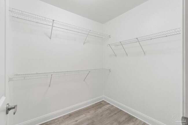 Building Photo - 707 Majestic Dr