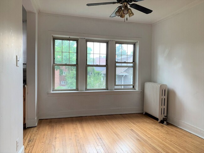 Building Photo - 1427 W Chase Ave