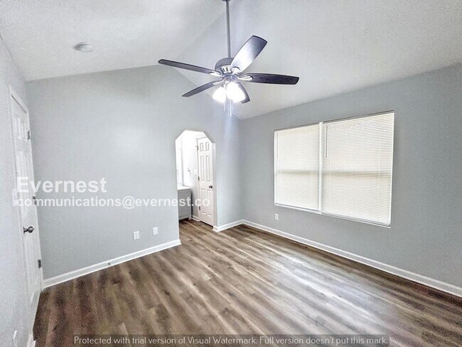 Building Photo - Spacious 3 Bed, 3 Bath Home with Fenced Yard and Garage