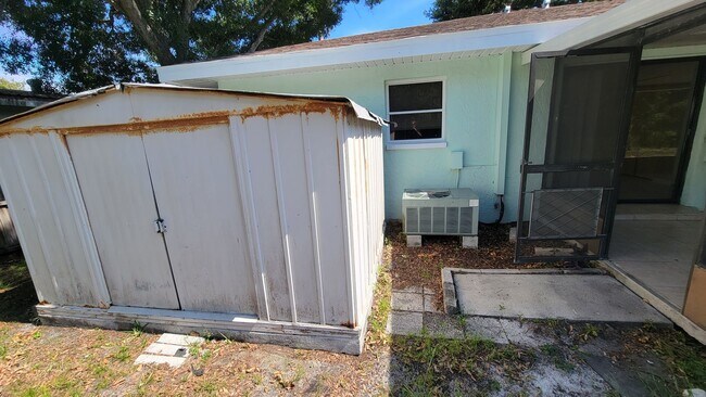 Building Photo - 2/1 w/ Garage in Seminole - Duplex